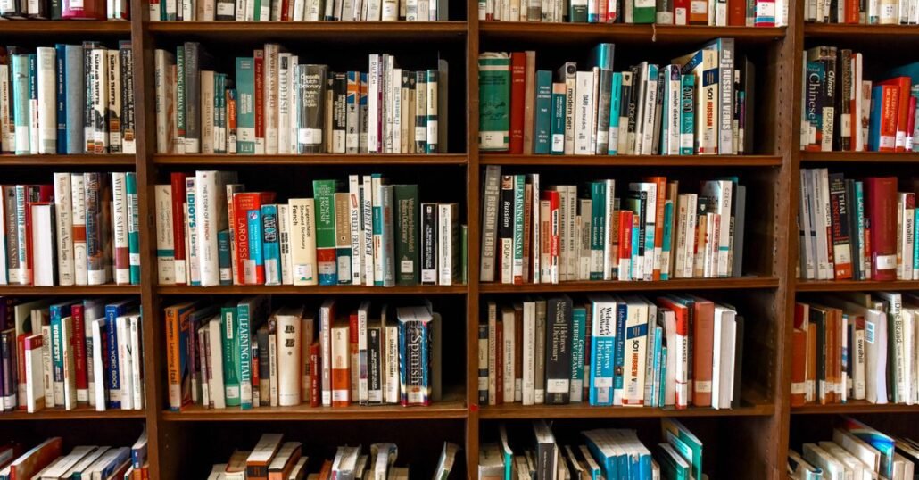 Persona estudiando con libros y apuntes